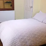 Room With Luxury Private Bathroom & Independent Entrance Near Tube