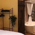 Room With Luxury Private Bathroom & Independent Entrance Near Tube