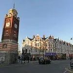 Room With Luxury Private Bathroom & Independent Entrance Near Tube