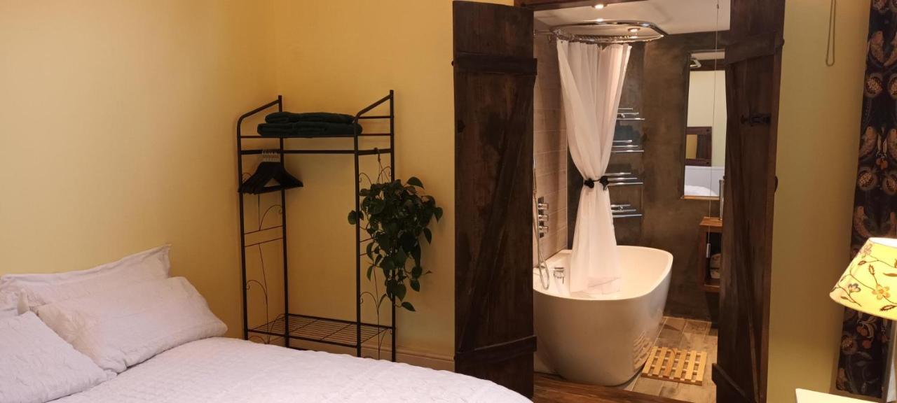 Affittacamere With Luxury Private Bathroom & Independent Entrance Near Tube *
