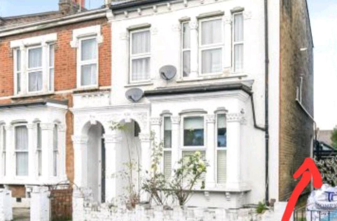 With Luxury Private Bathroom & Independent Entrance Near Tube * Londra
