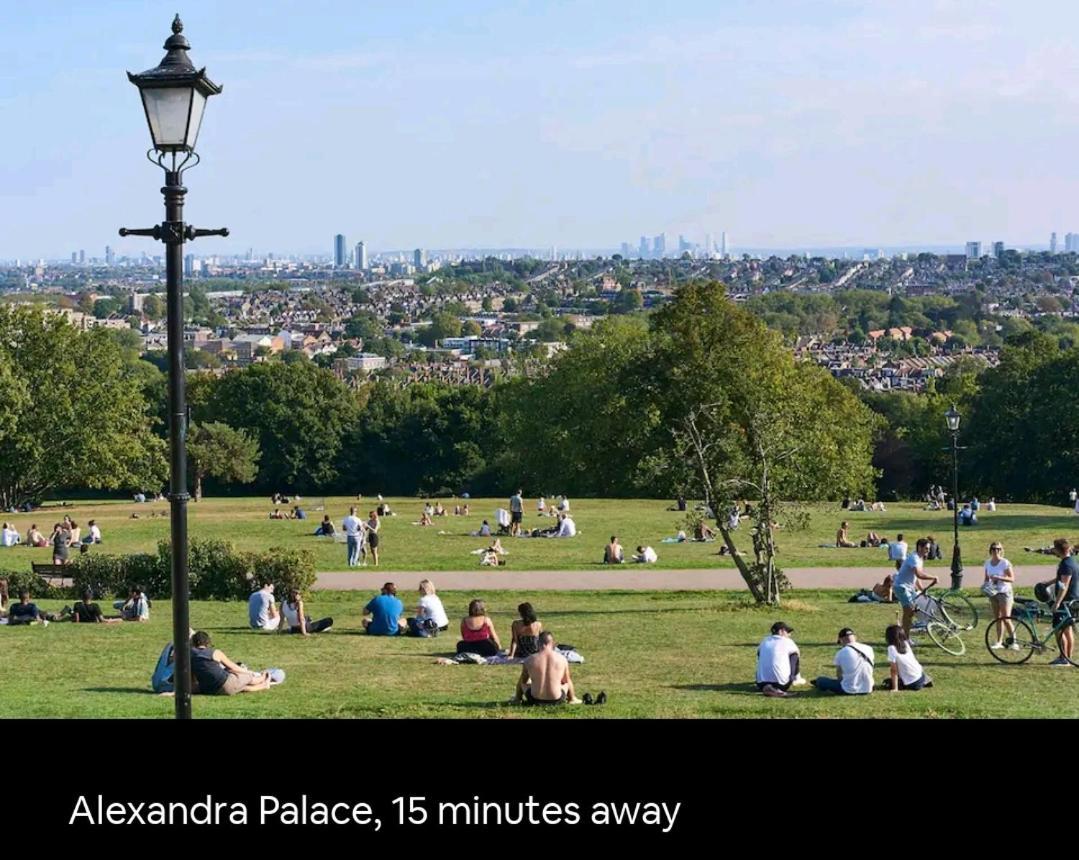 With Luxury Private Bathroom & Independent Entrance Near Tube Londra