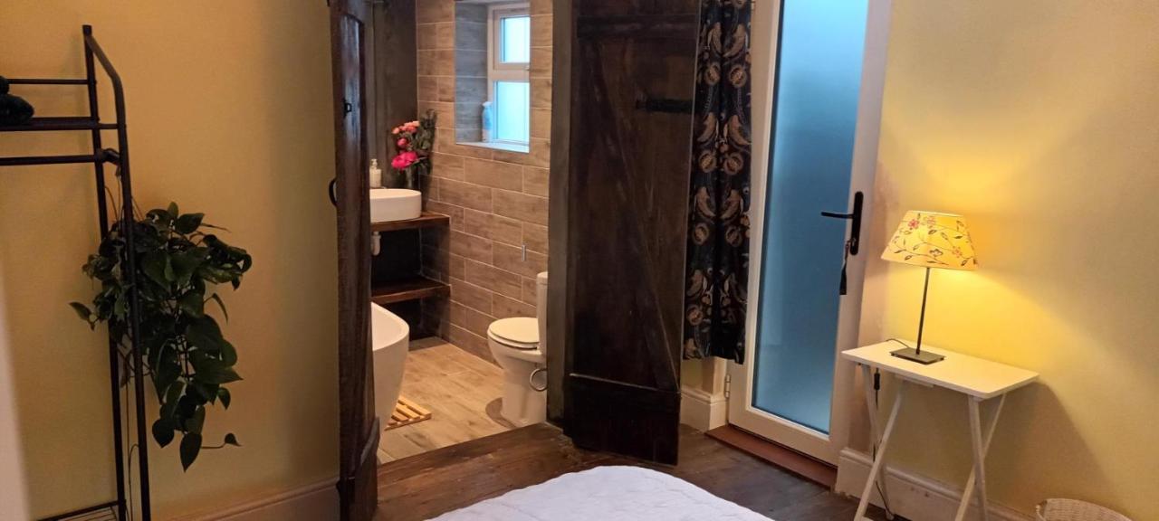 With Luxury Private Bathroom & Independent Entrance Near Tube Affittacamere Londra