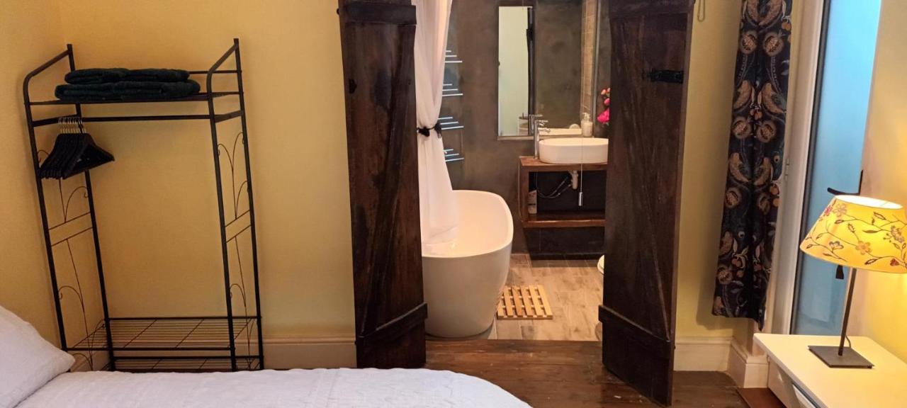 With Luxury Private Bathroom & Independent Entrance Near Tube