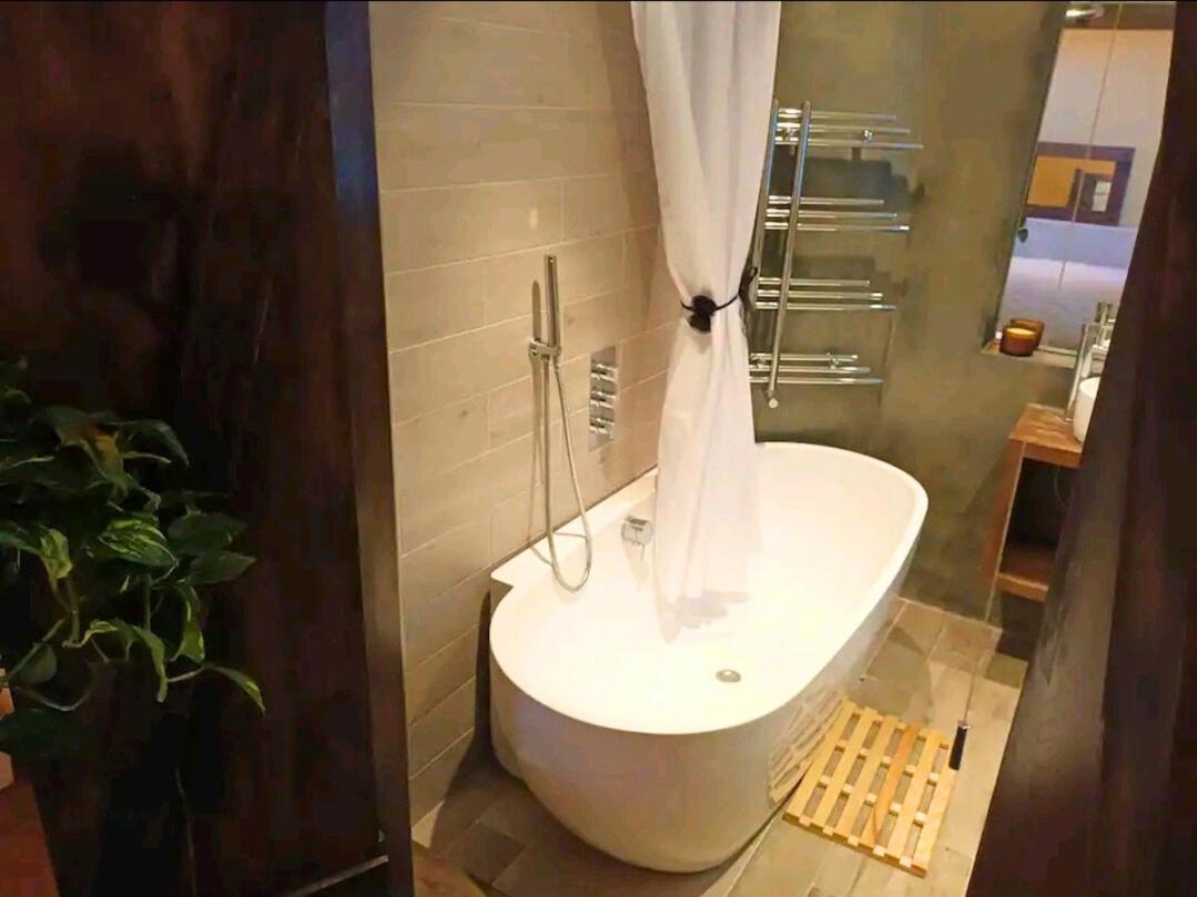 Affittacamere With Luxury Private Bathroom & Independent Entrance Near Tube Londra