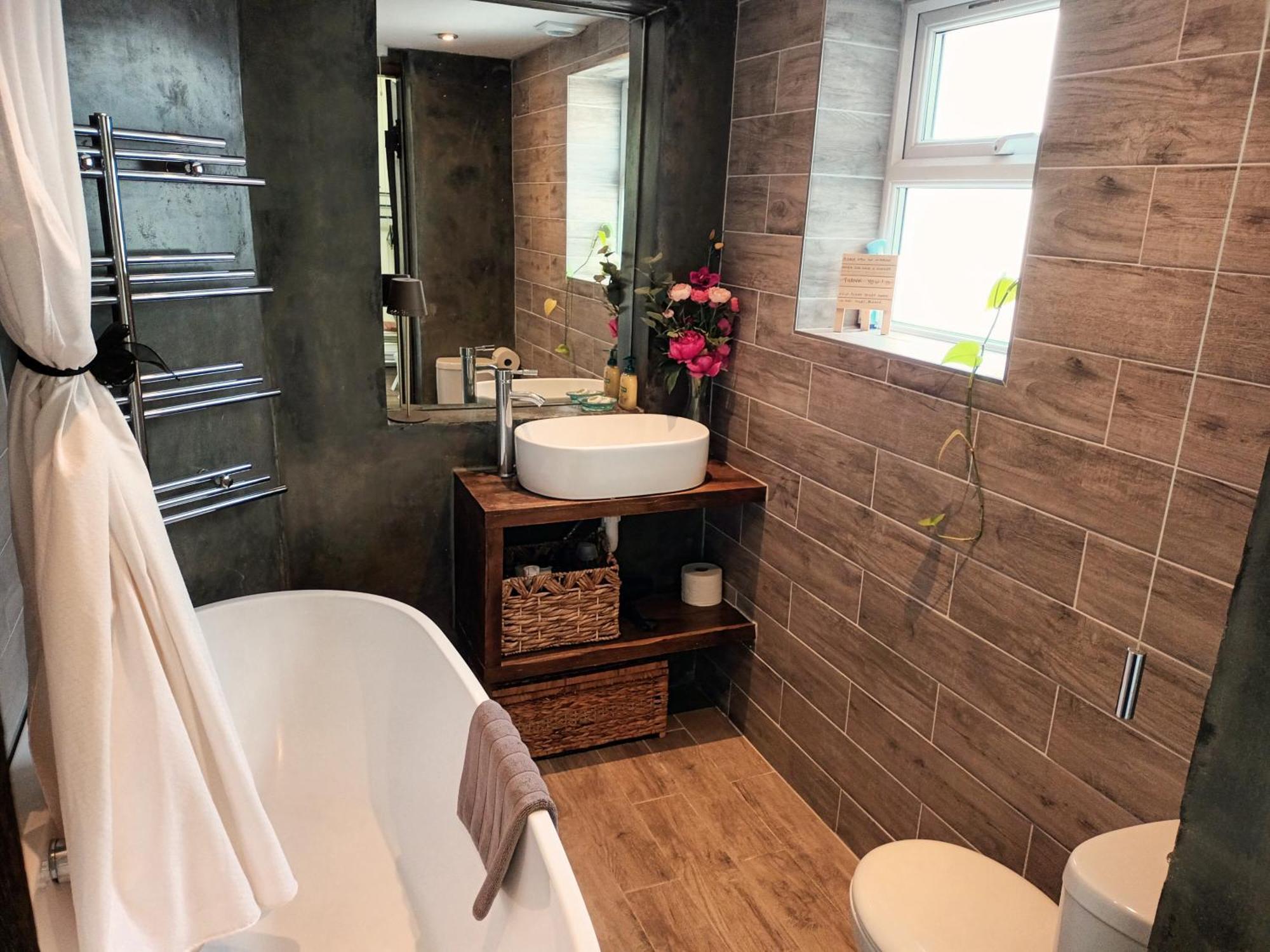Guest house With Luxury Private Bathroom & Independent Entrance Near Tube *