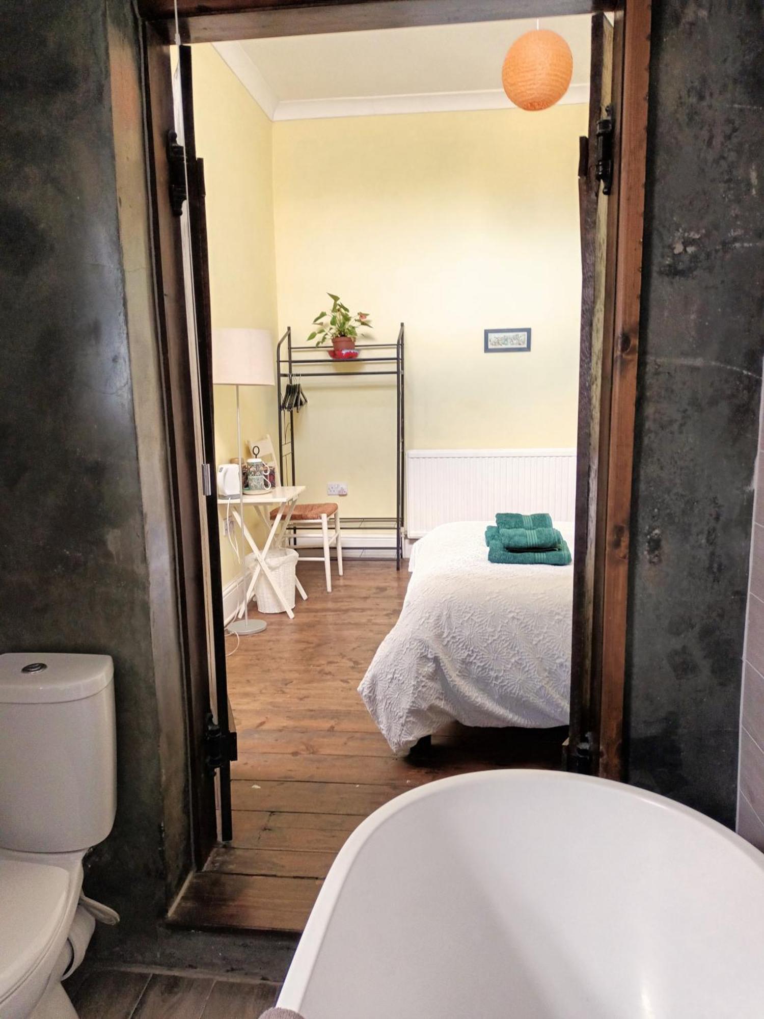 Gasthof With Luxury Private Bathroom & Independent Entrance Near Tube London