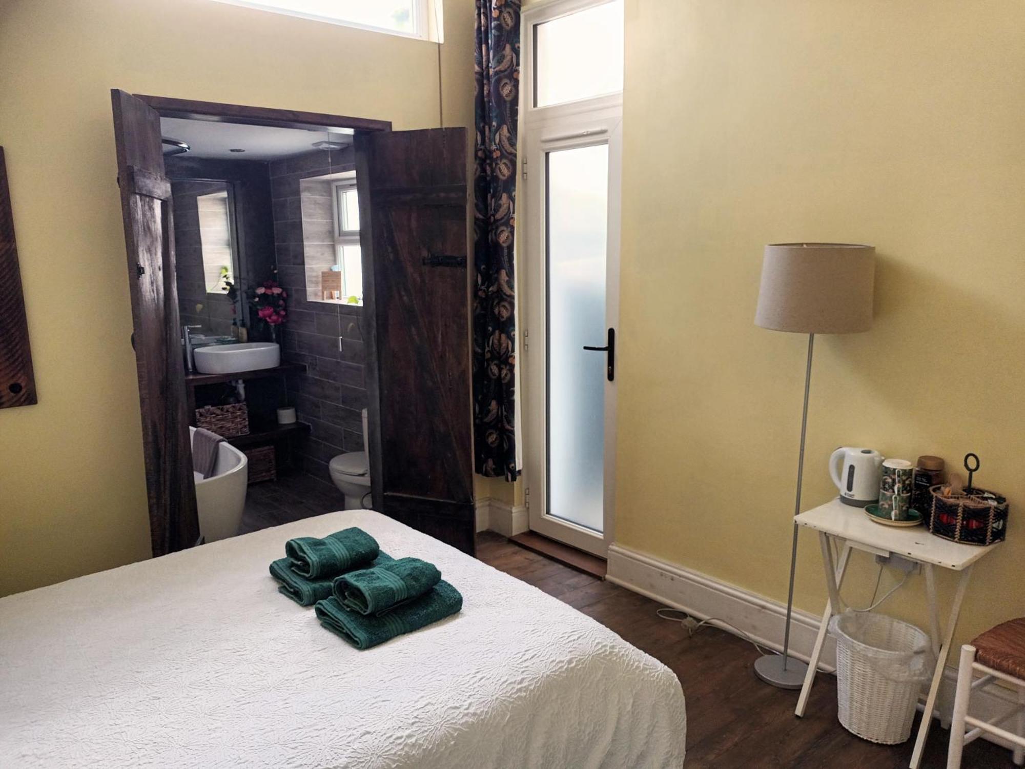 With Luxury Private Bathroom & Independent Entrance Near Tube * London