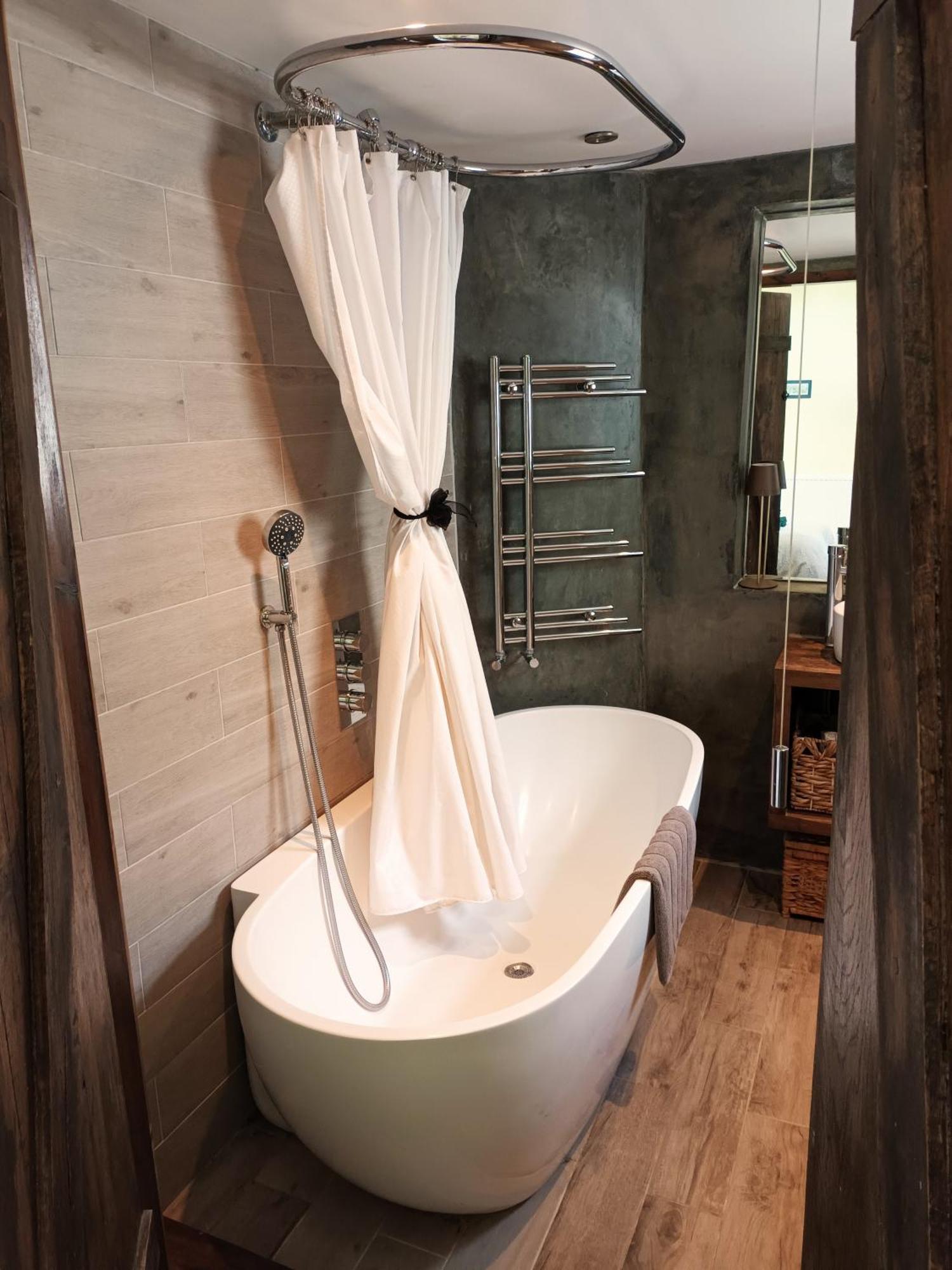 With Luxury Private Bathroom & Independent Entrance Near Tube