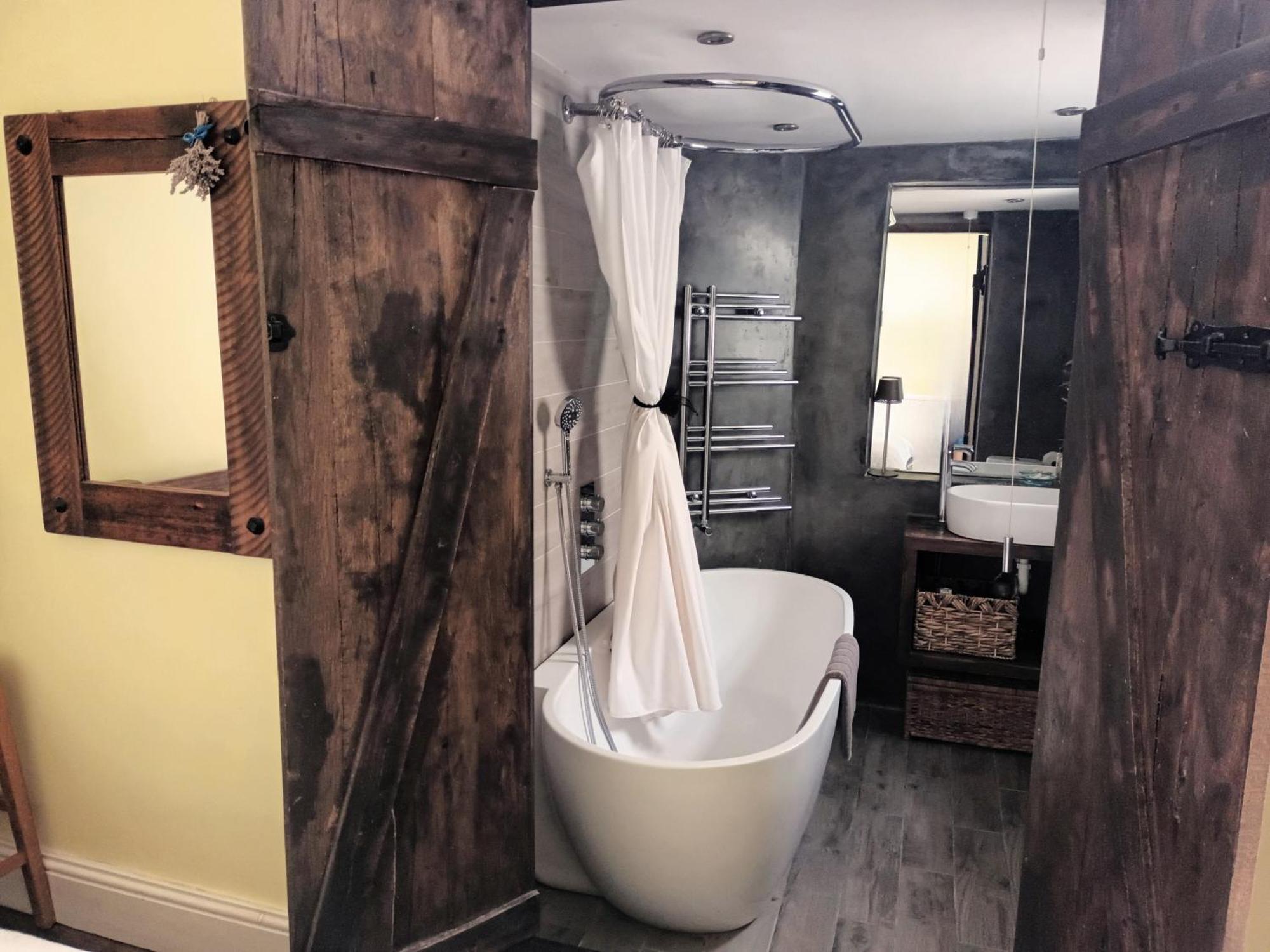 Gasthof With Luxury Private Bathroom & Independent Entrance Near Tube