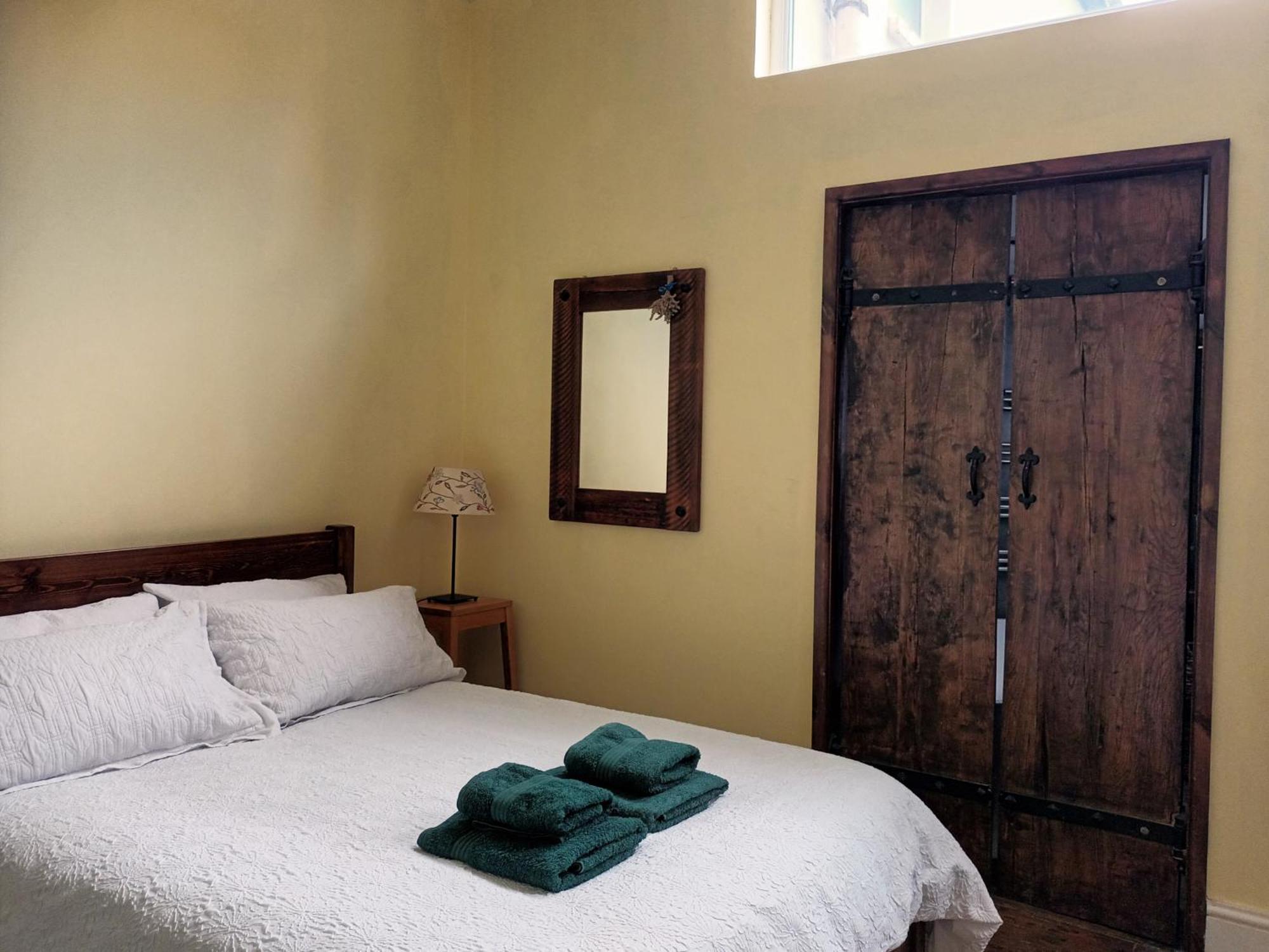 With Luxury Private Bathroom & Independent Entrance Near Tube Gasthof *