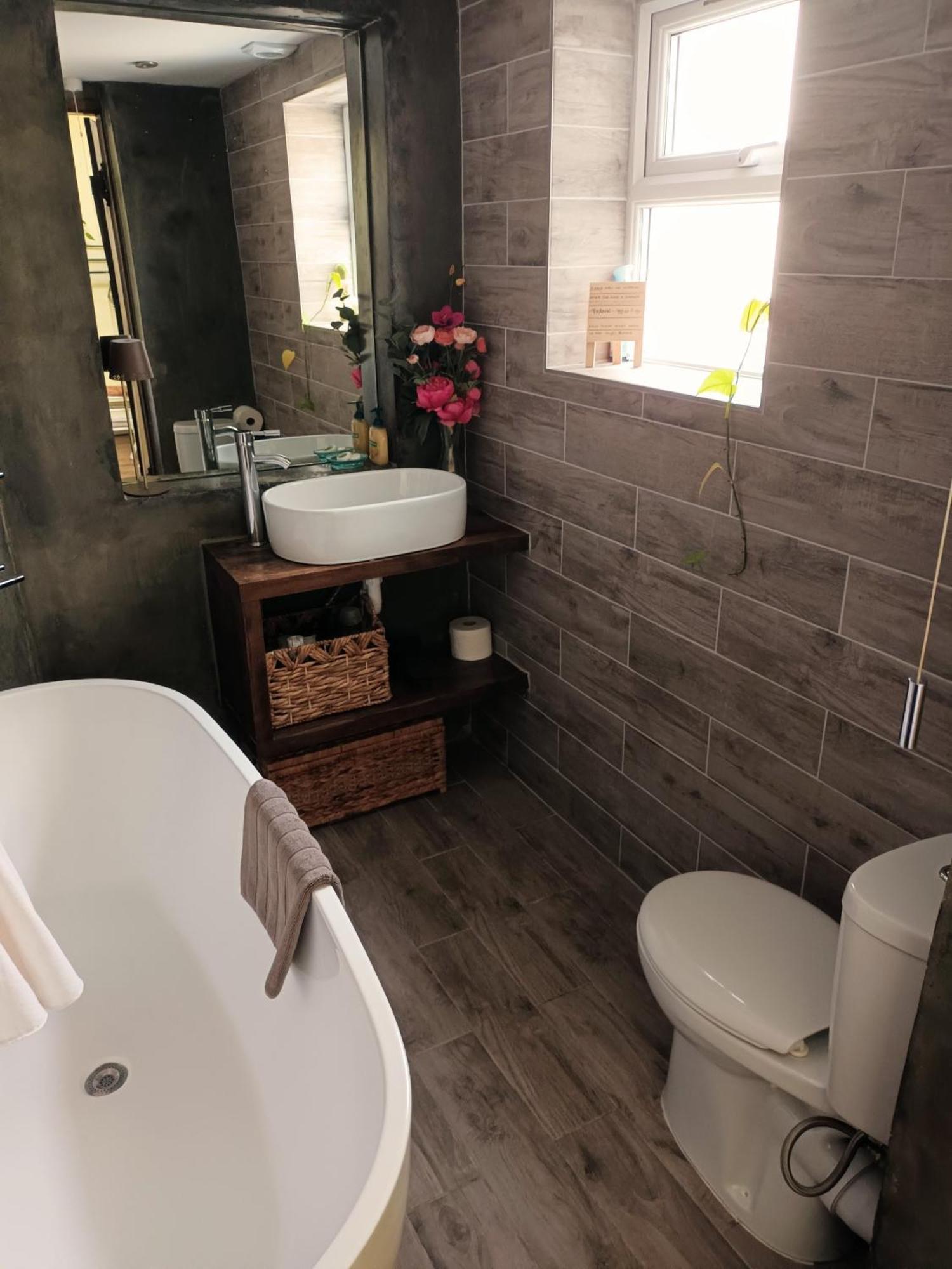 Gasthof With Luxury Private Bathroom & Independent Entrance Near Tube London