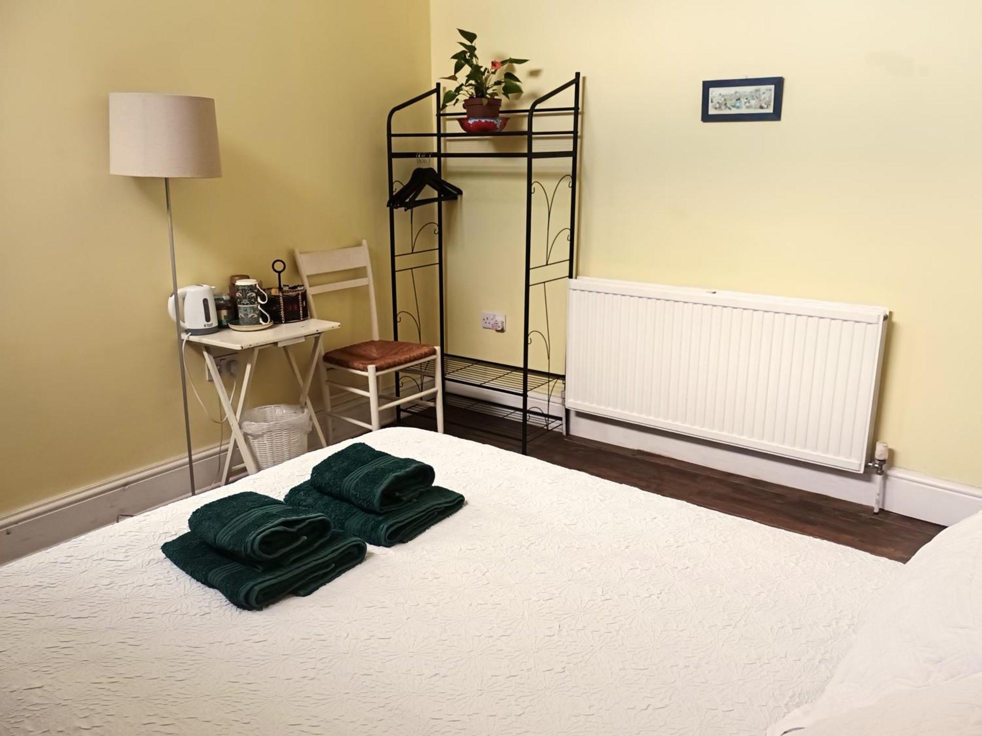 With Luxury Private Bathroom & Independent Entrance Near Tube