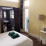 Room With Luxury Private Bathroom & Independent Entrance Near Tube