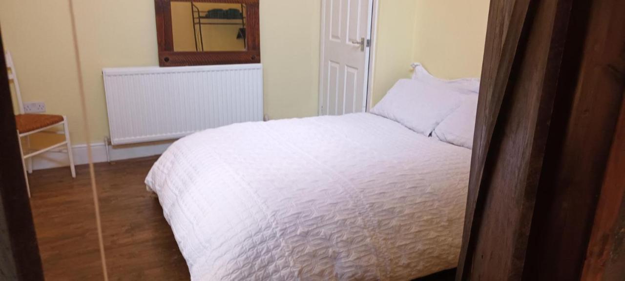 With Luxury Private Bathroom & Independent Entrance Near Tube Pensiune