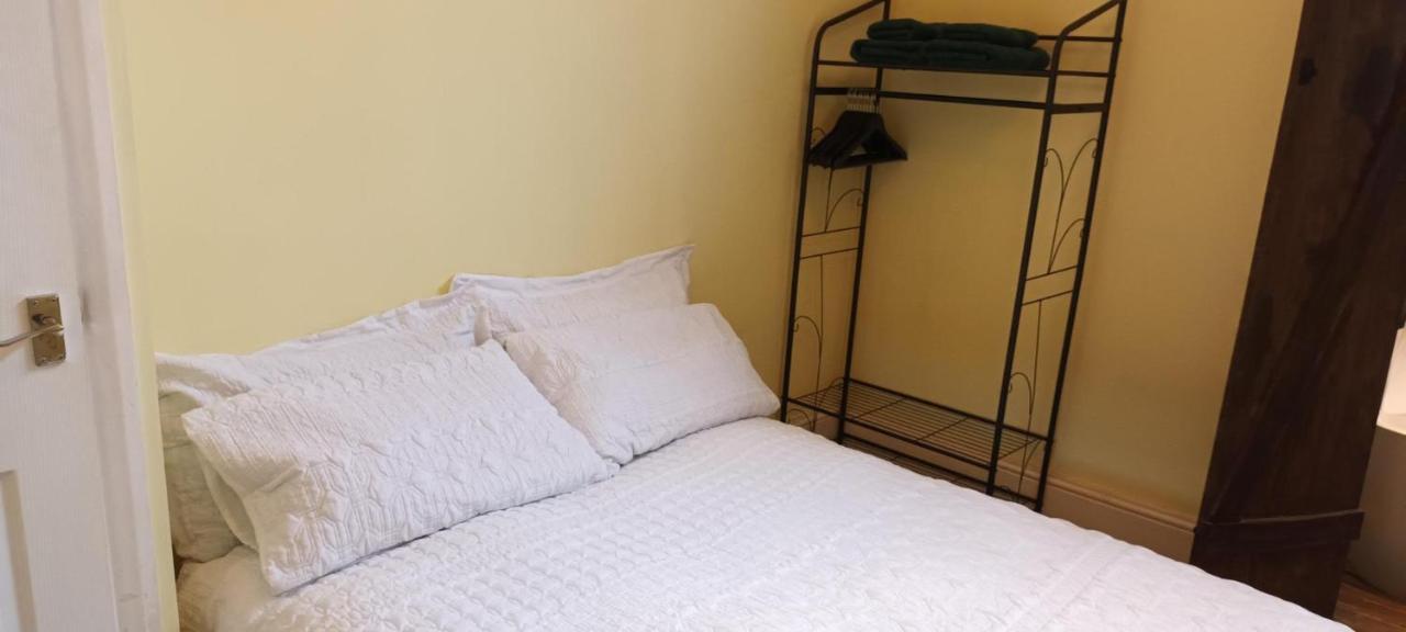 With Luxury Private Bathroom & Independent Entrance Near Tube Pensiune *